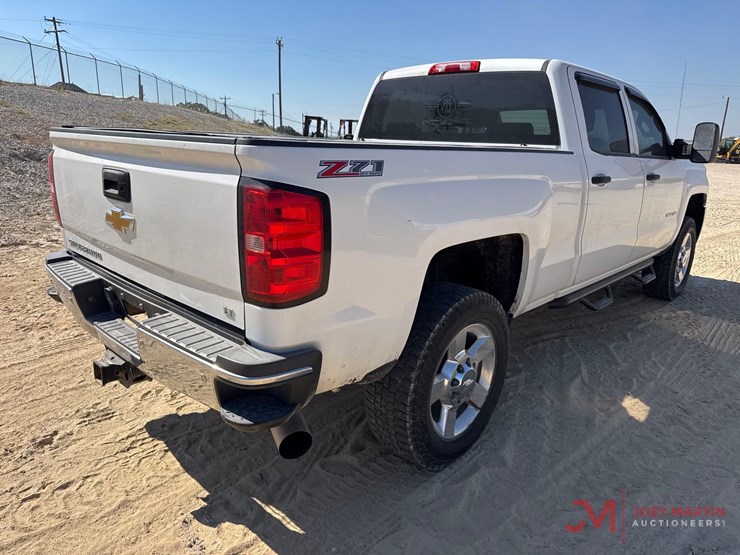 2015-chevrolet-2500hd-image-2