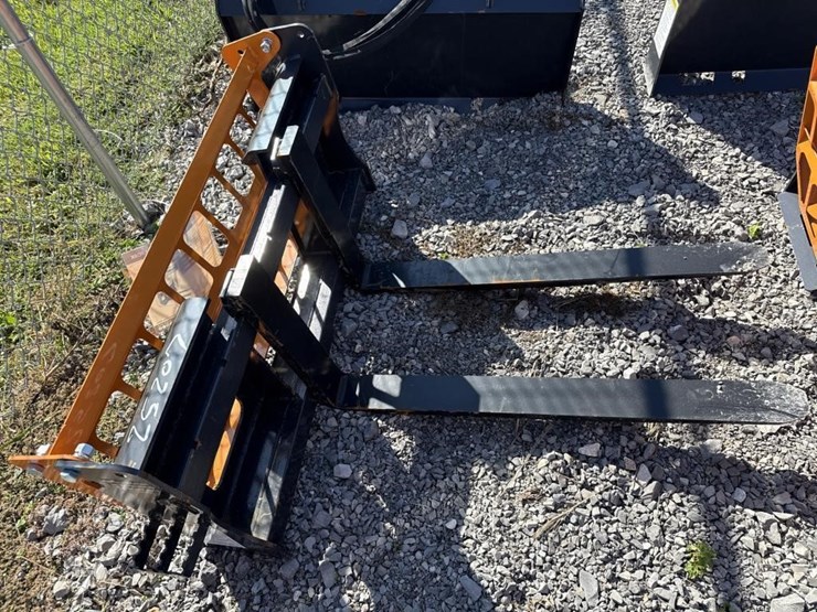 landhonor-42-inch-skid-steer-pallet-forks-image-1