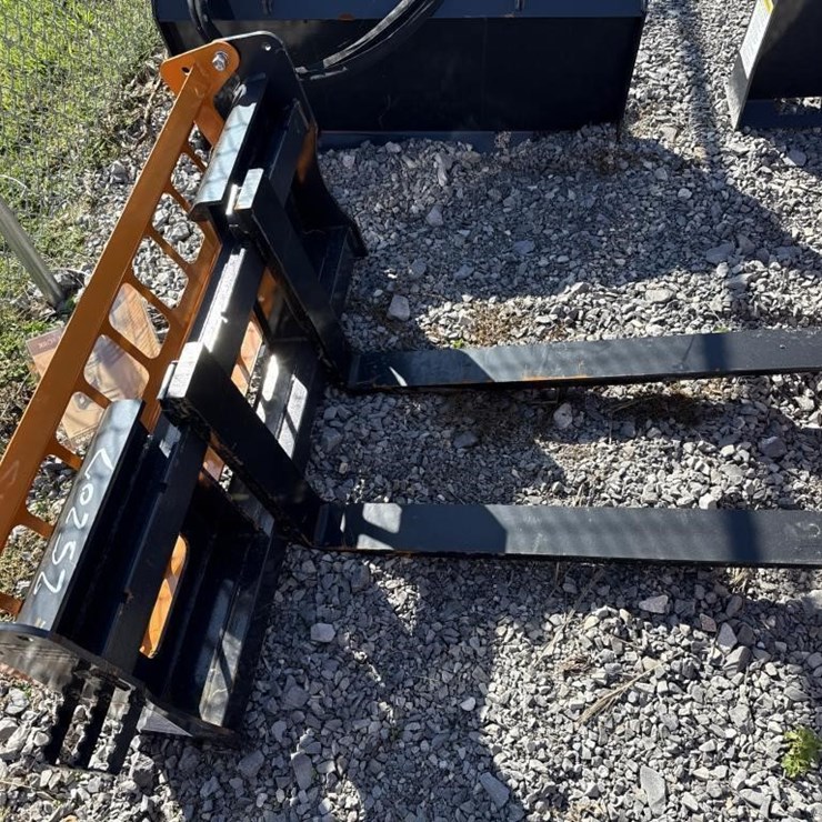LandHonor 42 inch skid steer pallet forks