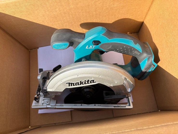 makita-18-volt-lxt-lithium-ion-cordless-6-1/2-in.-circular-saw---xss02z---image-1
