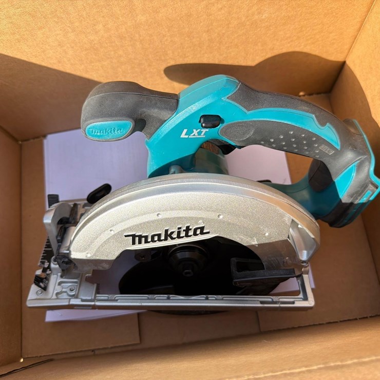 MAKITA 18-Volt LXT Lithium-Ion Cordless 6-1/2 in. CIRCULAR SAW - XSS02Z -