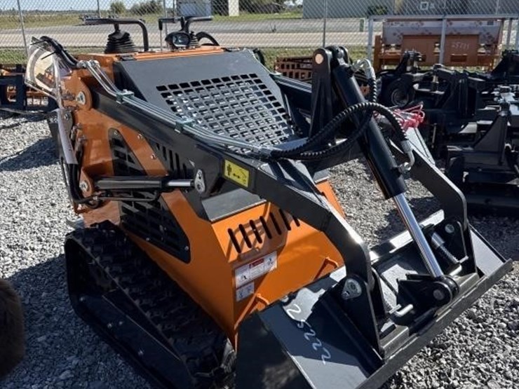 landhonor-23-hp-epa-gasoline-engine-mini-skid-image-4