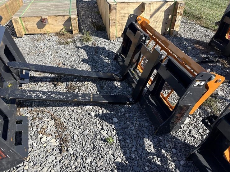 landhonor-42-inch-skid-steer-pallet-forks-image-1