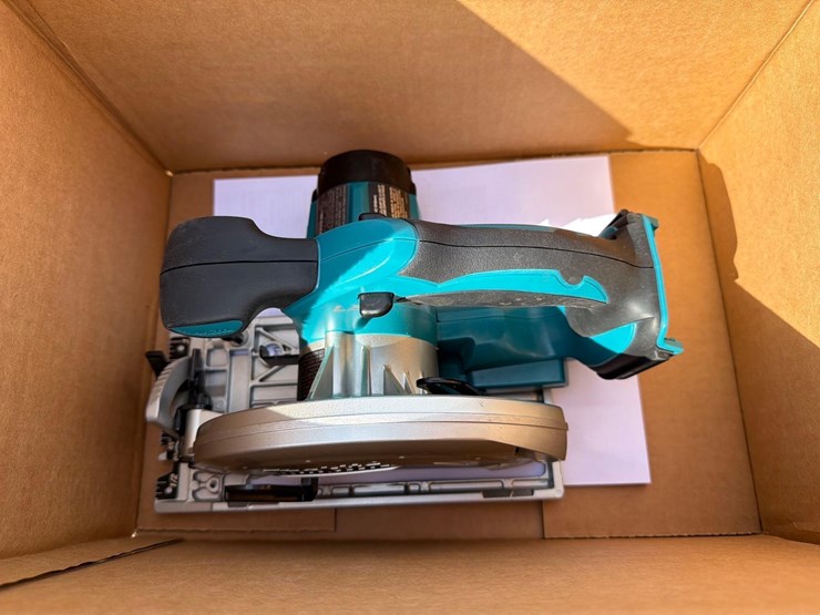 makita-18-volt-lxt-lithium-ion-cordless-6-1/2-in.-circular-saw---xss02z---image-1