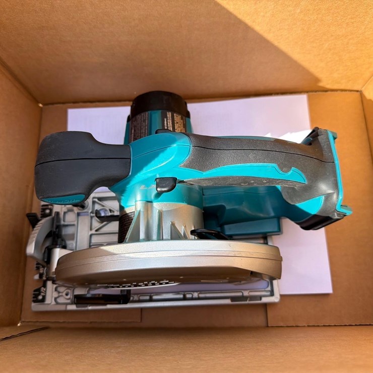 MAKITA 18-Volt LXT Lithium-Ion Cordless 6-1/2 in. CIRCULAR SAW - XSS02Z -