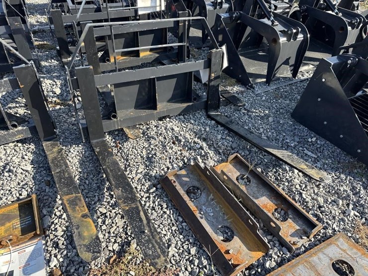 landhonor-mini-skid-steer-pallet-forks-image-1
