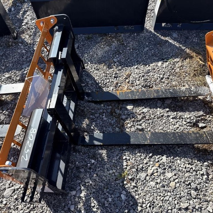 LandHonor 42 inch skid steer pallet forks