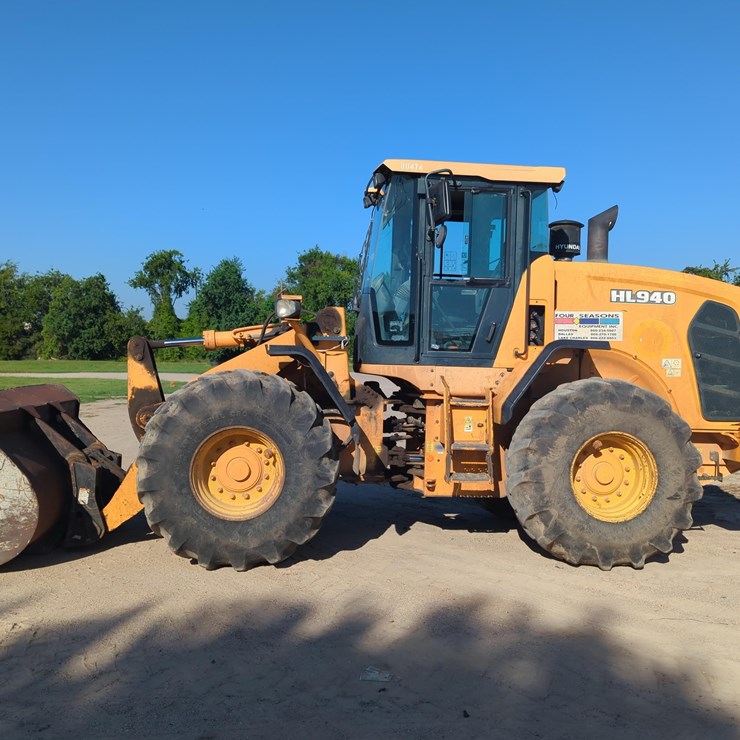 2017 HYUNDAI HL940