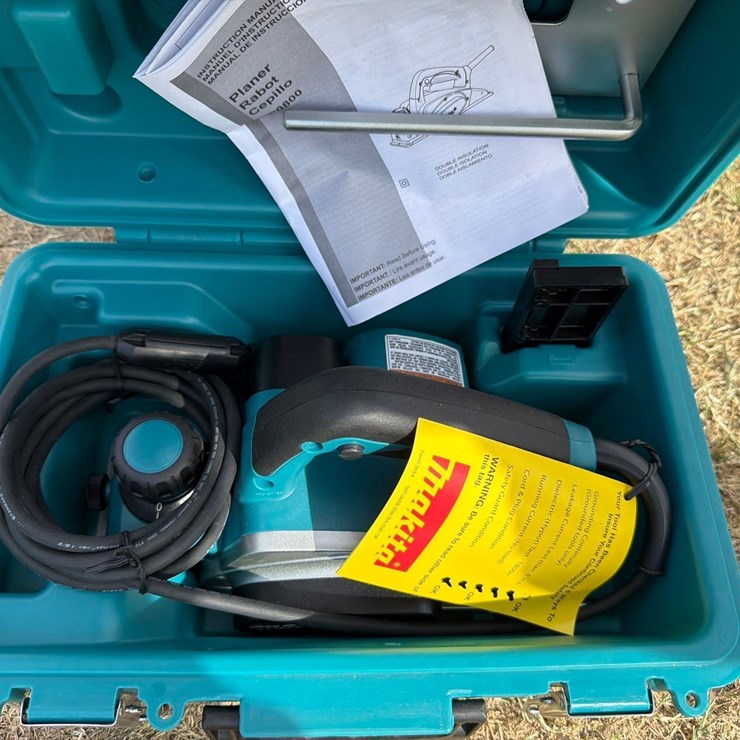 MAKITA 3 1/4" PLANER - kp0800 -