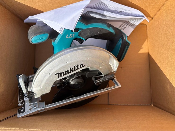 makita-18-volt-lxt-lithium-ion-cordless-6-1/2-in.-circular-saw---xss02z---image-1