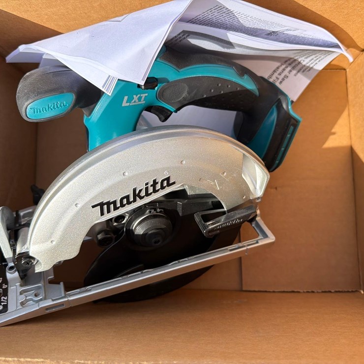 MAKITA 18-Volt LXT Lithium-Ion Cordless 6-1/2 in. CIRCULAR SAW - XSS02Z -