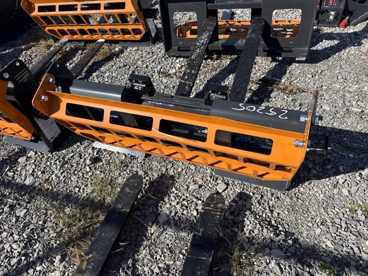 landhonor-42-inch-skid-steer-pallet-forks-image-2