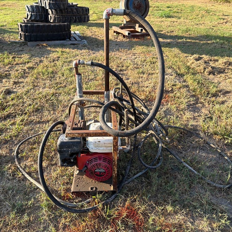 OIL PUMP SUPPORT EQUIPMENT