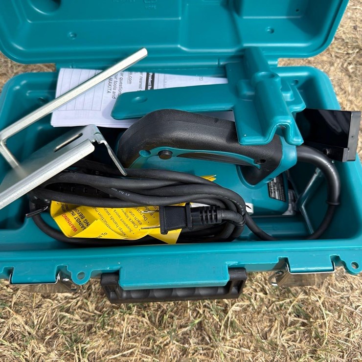 MAKITA 3 1/4" PLANER - kp0800 -
