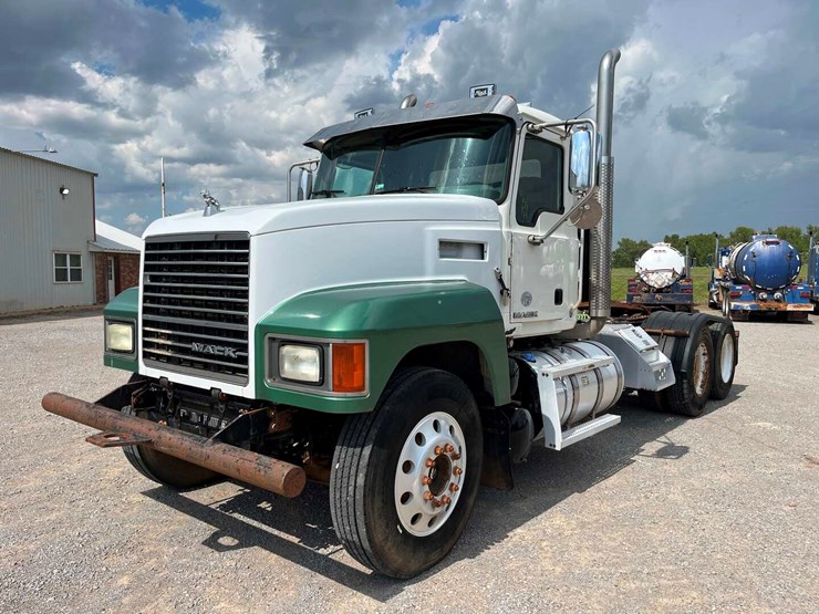 2018-mack-chu613-daycab-image-1
