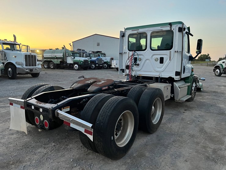 2016-freightliner-cascadia-(inoperable)-image-5
