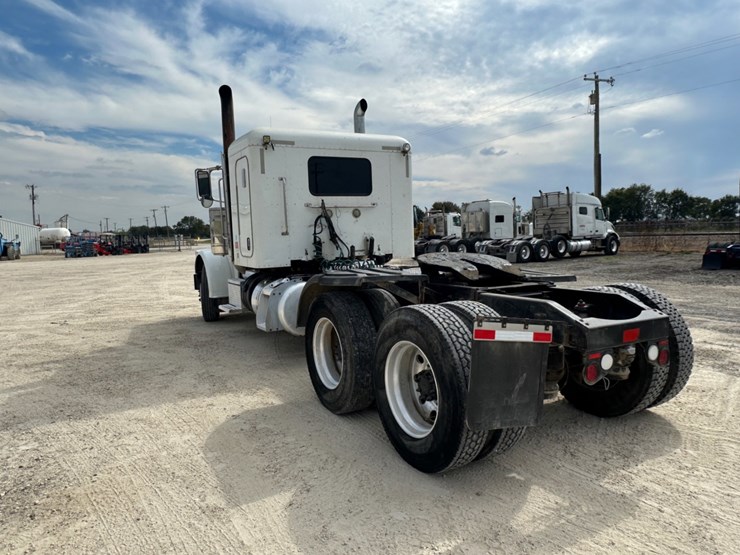 2015-peterbilt-389-image-7