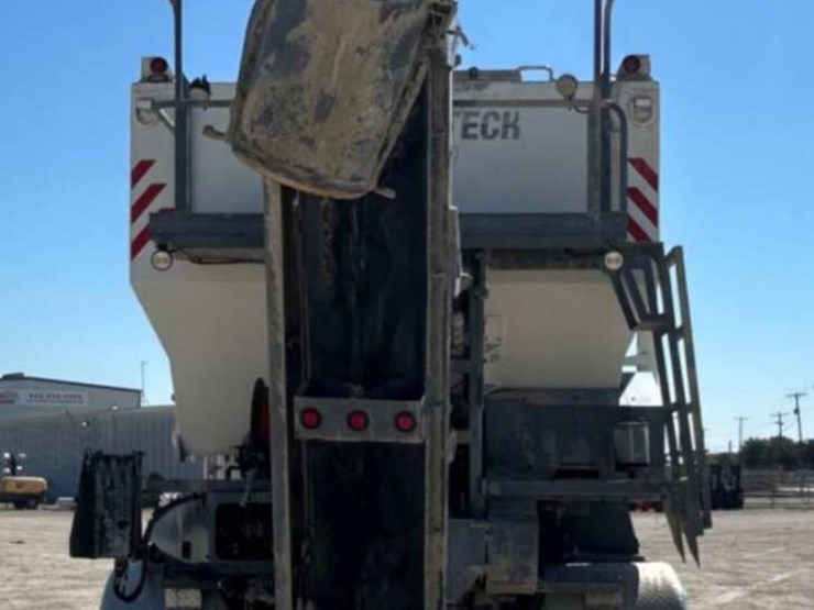 2023-peterbilt-567-image-6