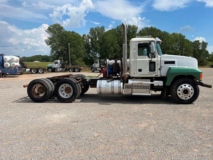 2018-mack-chu613-daycab-image-3