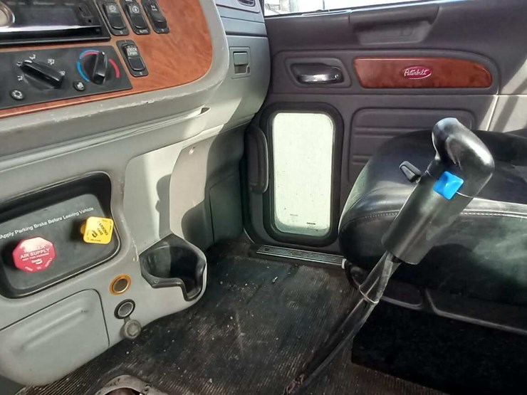 2008-peterbilt-367-image-9