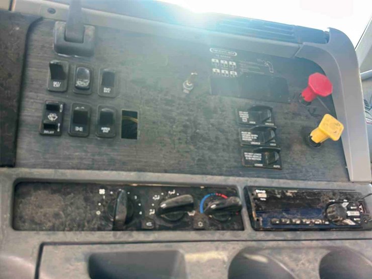 2006-freightliner-columbia-120-image-11