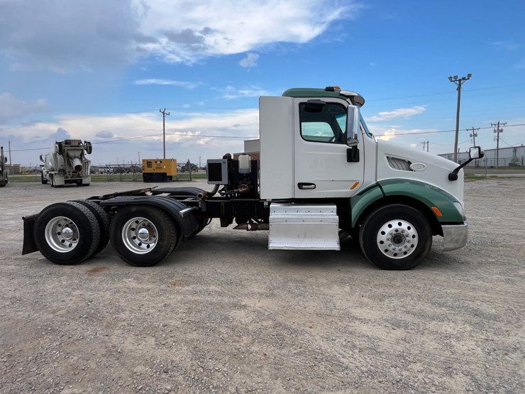 2017-peterbilt-579-image-4