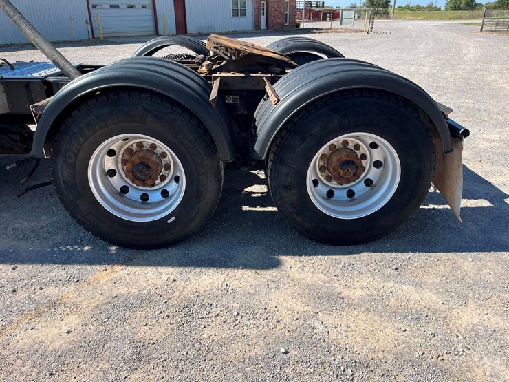 2018-kenworth-t880-image-16