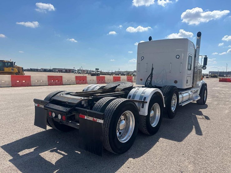 2022-kenworth-w900-image-4