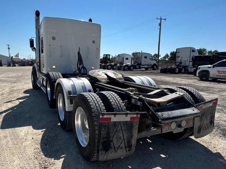 2022-kenworth-w900-image-11