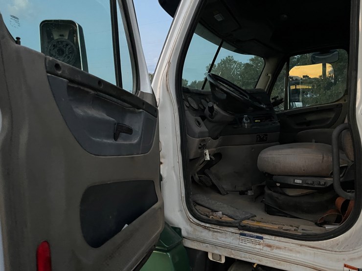 2016-freightliner-cascadia-(inoperable)-image-9