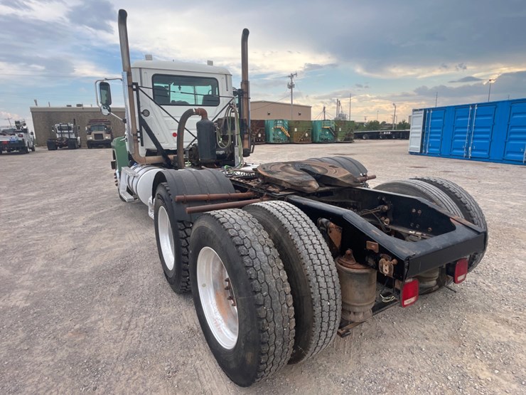 2018-mack-chu613-daycab-image-7