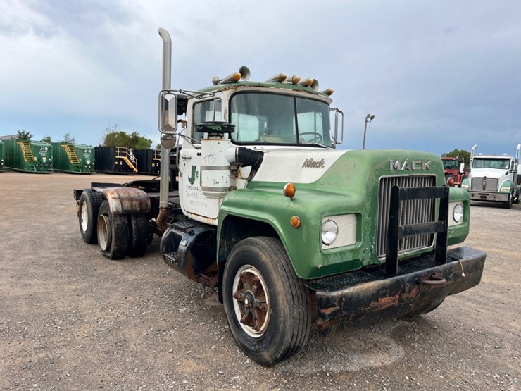 1979-mack-r-model-winch-truck-image-3