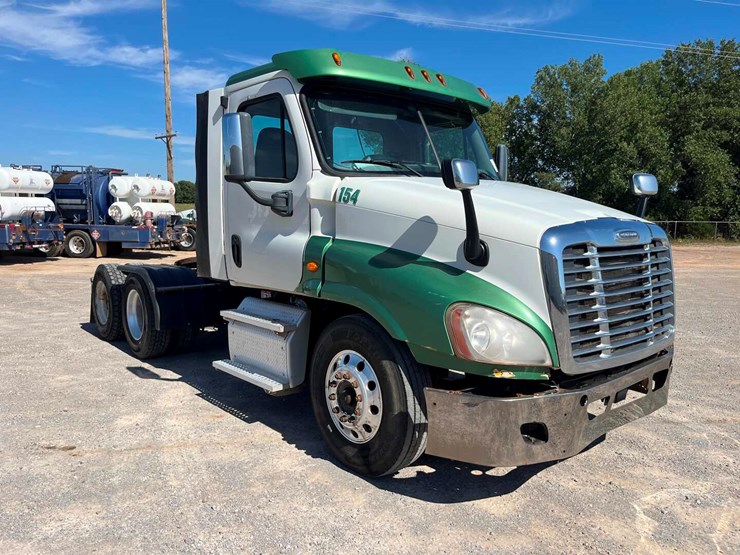 2016-freightliner-cascadia-daycab-image-3