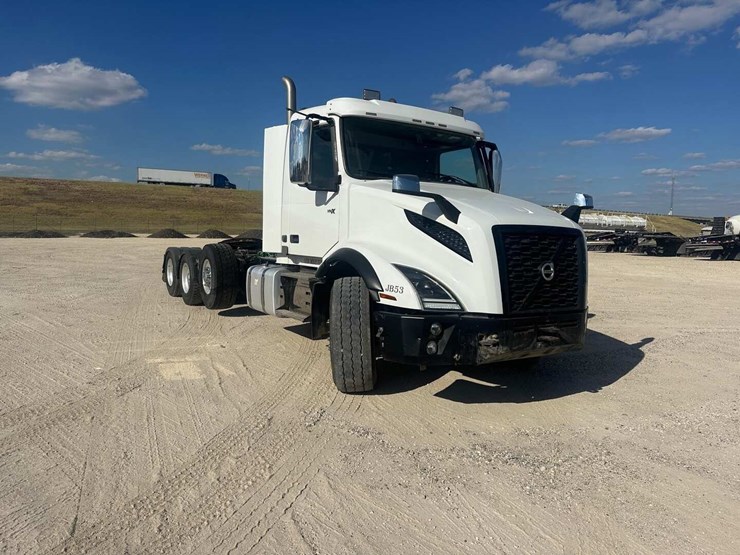 2021-volvo-vn-image-15