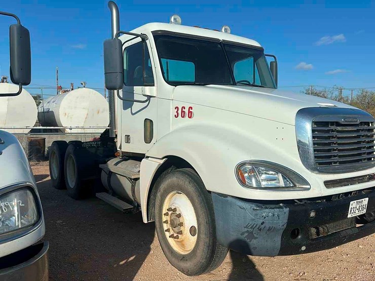2007-freightliner-columbia-120-image-2