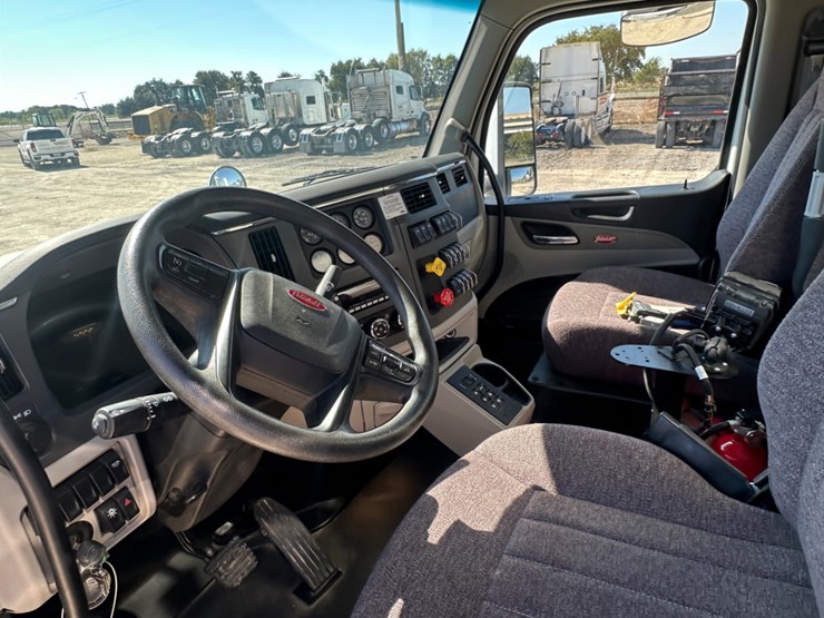 2023-peterbilt-567-image-13