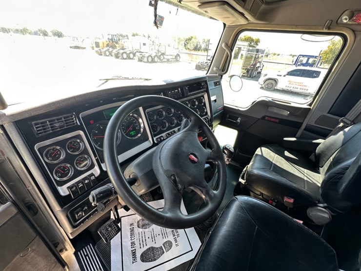 2022-kenworth-w900-image-7