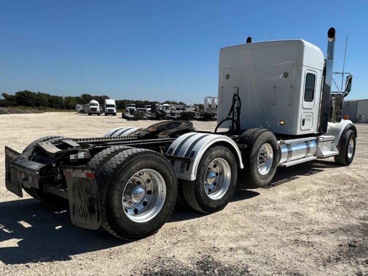 2022-kenworth-w900-image-14
