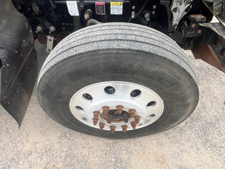 2018-mack-chu613-daycab-image-14