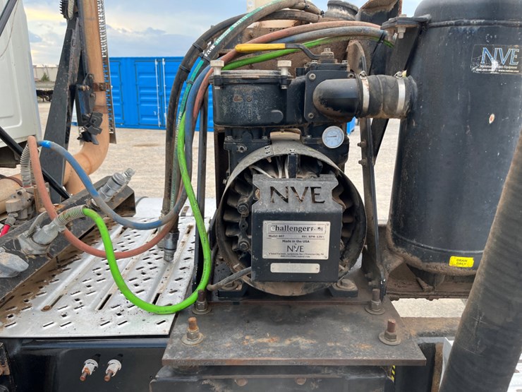 2018-mack-chu613-daycab-image-19