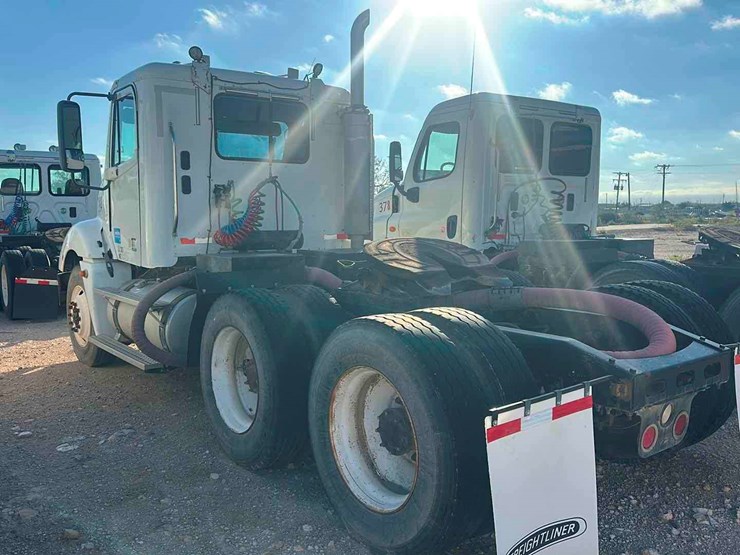 2006-freightliner-columbia-120-image-4