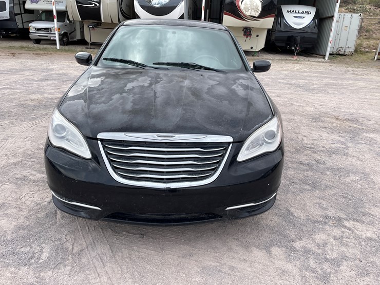 #511-•-2014-chrysler-200-(has-az-title)-image-2
