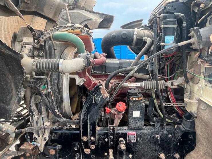 2018-mack-chu613-daycab-image-12