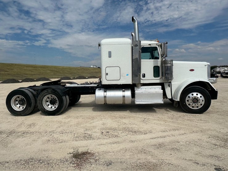 2015-peterbilt-389-image-4
