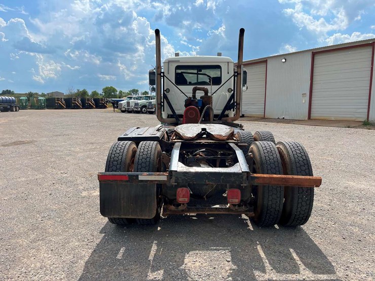 2018-mack-chu613-daycab-image-5