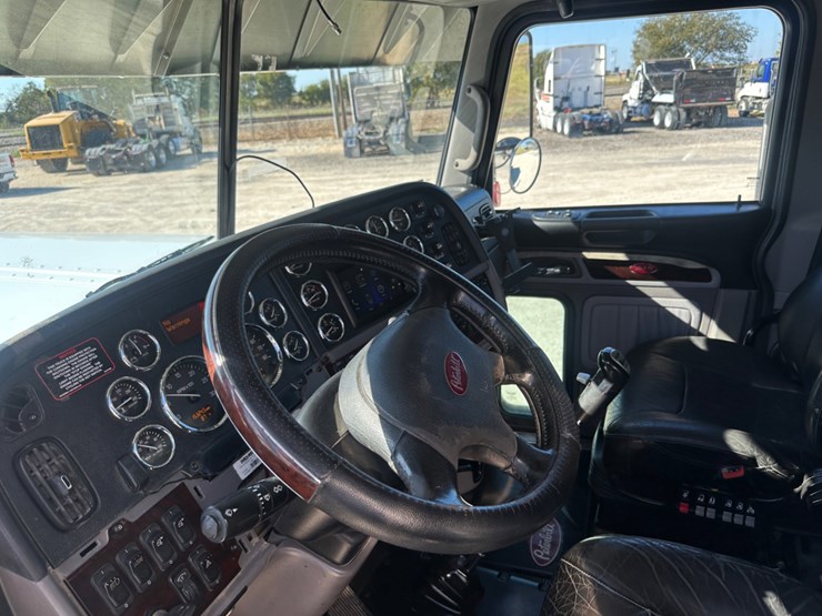 2021-peterbilt-389-image-9