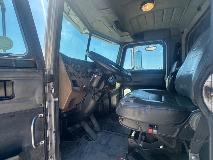 peterbilt-330-image-5