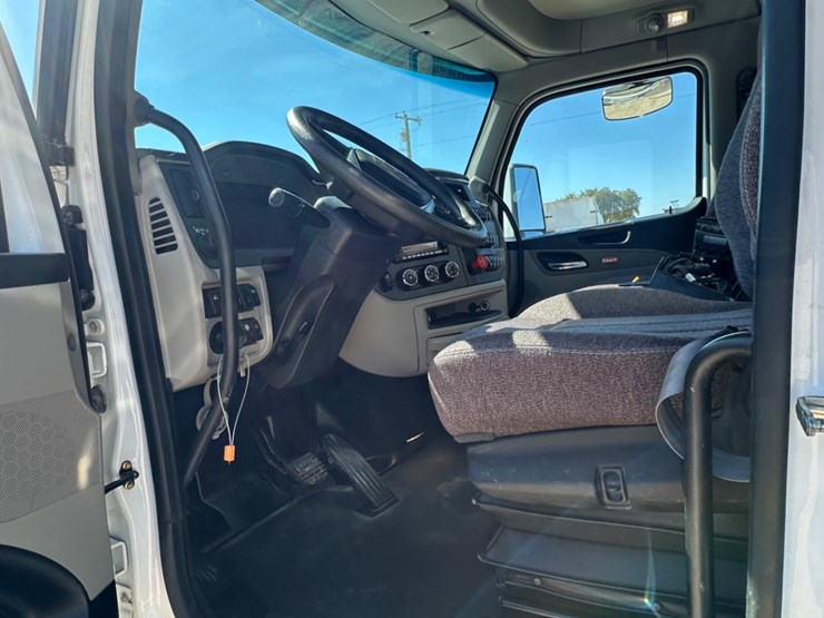 2023-peterbilt-567-image-11