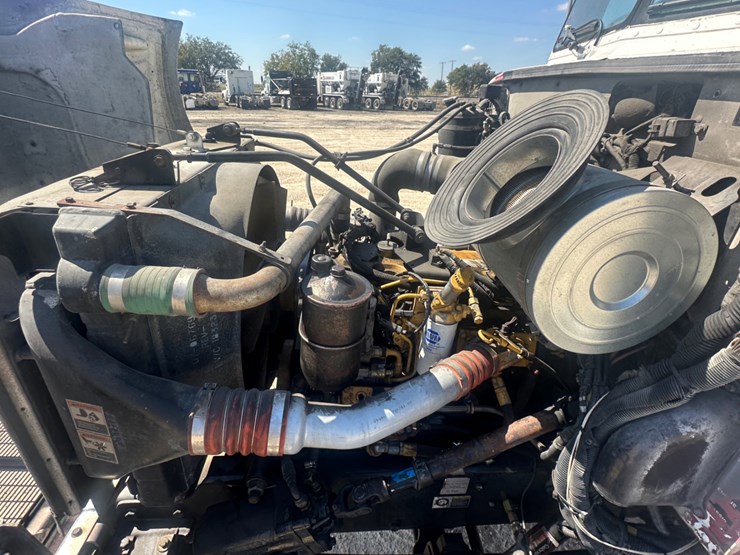 peterbilt-330-image-4