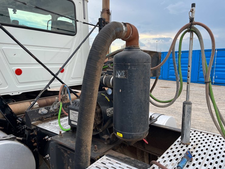 2018-mack-chu613-daycab-image-18